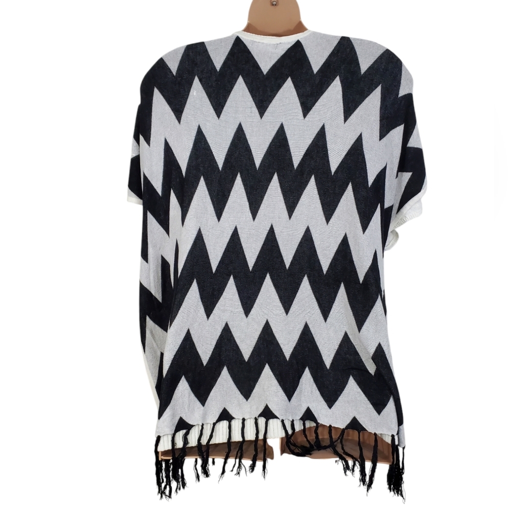 Torrid Chevron Ruana Kimono Duster Poncho Cardigan Fringe Knit 2/3 Black & White - Picture 2 of 13